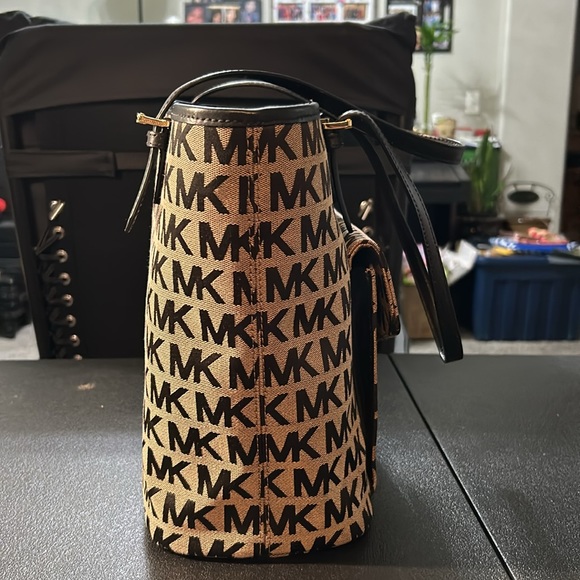 Michael Kors EUC Large Handbag - Picture 14 of 16